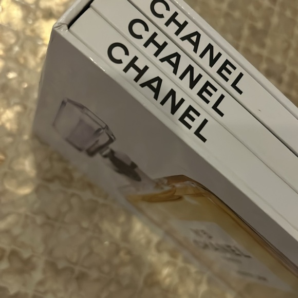 CHANEL SET OF 3 BOOKS BY ASSOULINE - Picture 4 of 17